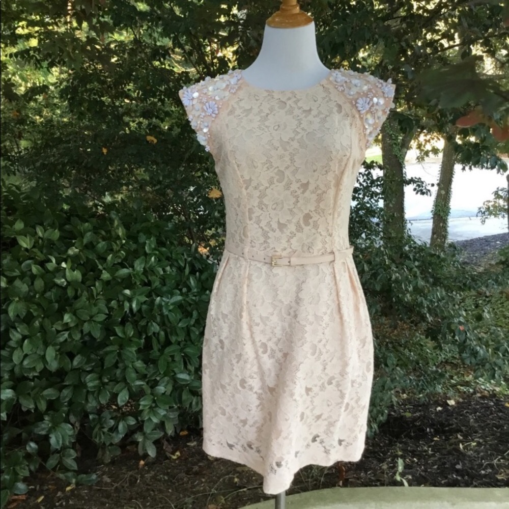 Perfect lace dress 💕beautiful cap sleeves!